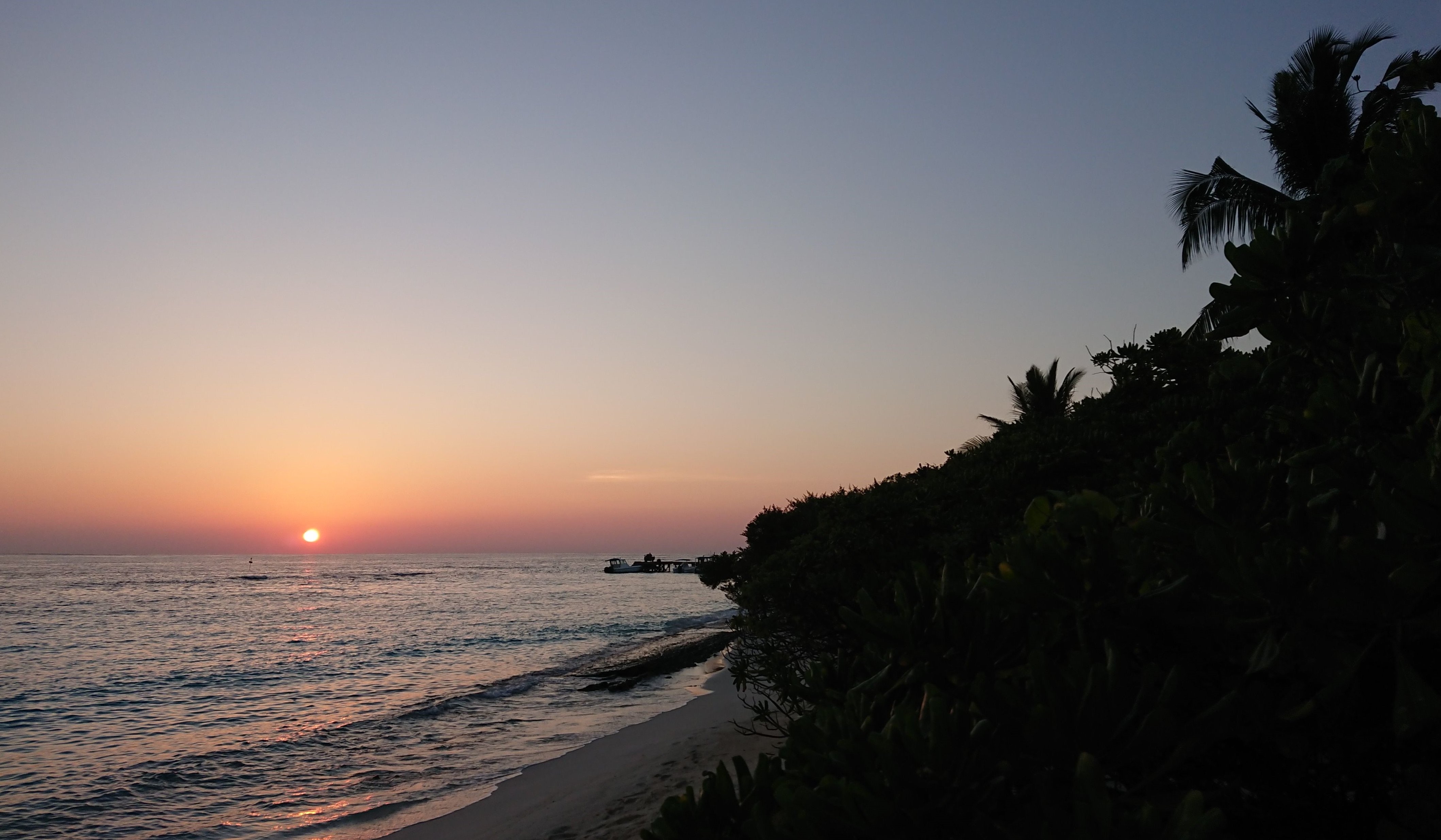 Sonnenuntergang am Strand der Insel Soneva Fushi, einem Luxus-Resort auf den Malediven