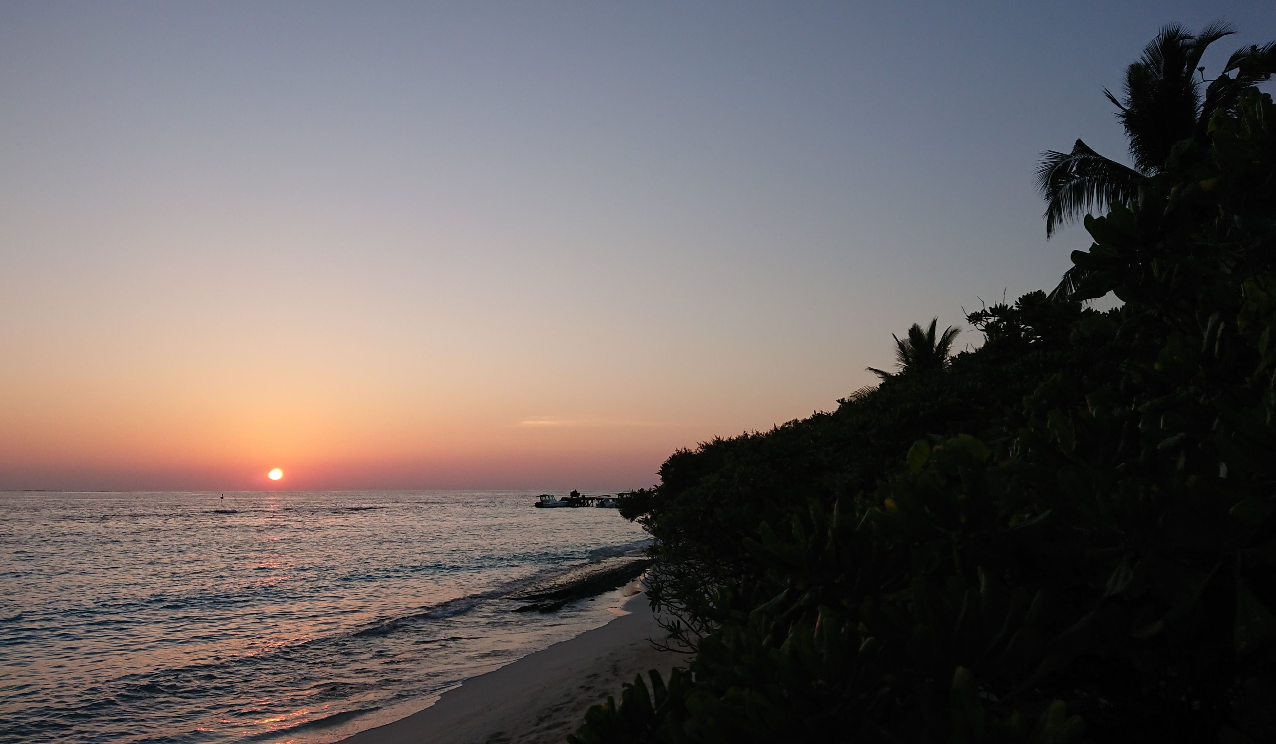 Soneva Fushi Malediven Sonnenuntergang am Strand auf der Insel